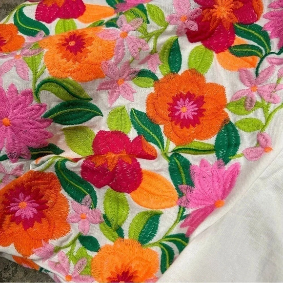 NWT THML Puff Sleeve Embroidery Womens Small White Top Buttons down the back - Picture 3 of 9